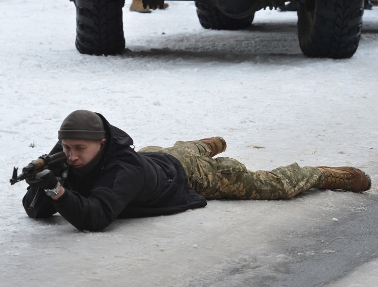 В Києві пройшов другий масштабний вишкіл з цивільної оборони

На території заводу «АТЕК» пройшов другий масштабний вишкіл для цивільного населення в рамках кампанії «Не панікуй! Готуйся». В заході взяло участь понад пів тисячі людей різного віку та професій, які виявили бажання отримати необхідні навички для захисту в разі воєнної ескалації з боку РФ. Так, до вишколу долучився другокурсник, страйкболіст, Євген Ритіков, а викладачка Аліна Ульянова прийшла з двома синами Іваном та Данилом. 
Під час навчань, які проводили професійні інструктори й ветерани з бойовим досвідом, відпрацьовували навички поводження зі зброєю, роботи з технікою, прийоми і правила стрільби, проходили тренування з тактики дій малих груп піхоти, ведення ближнього бою й патрулювання території, надання першої домедичної допомоги та евакуації поранених тощо. Також в рамках вишколу відбулося виїзне тренування з вогневої підготовки, під час якого найдосвідченіші учасники відпрацьовували навички з володіння зброєю.  
Перша хвиля подібних вишколів пройшла ще у квітні 2021 року, коли РФ лише почала стягувати до наших кордонів свої війська під прикриттям навчальних маневрів. 5 лютого 2022 року вишколи пройшли також у Львові, Одесі, Кропивницькому, Івано-Франківську, Ковелі, а у Чернігові та Запоріжжі — навчання з тактичної медицини. До кінця лютого організатори планують провести понад 50 схожих навчань по всій Україні. 
